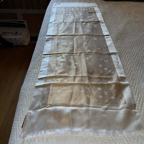 LV 100% Silk Scarf Cream and white ( no odors , pinhole snag & 2 small stains - Picture 5 of 8